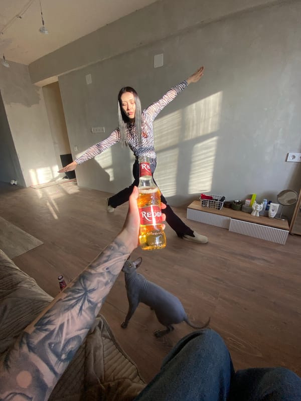 Friends share beer during afternoon gathering in Votkinsk