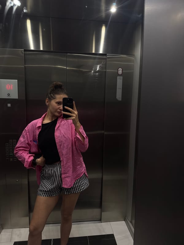 Woman takes elevator selfie in Dubai