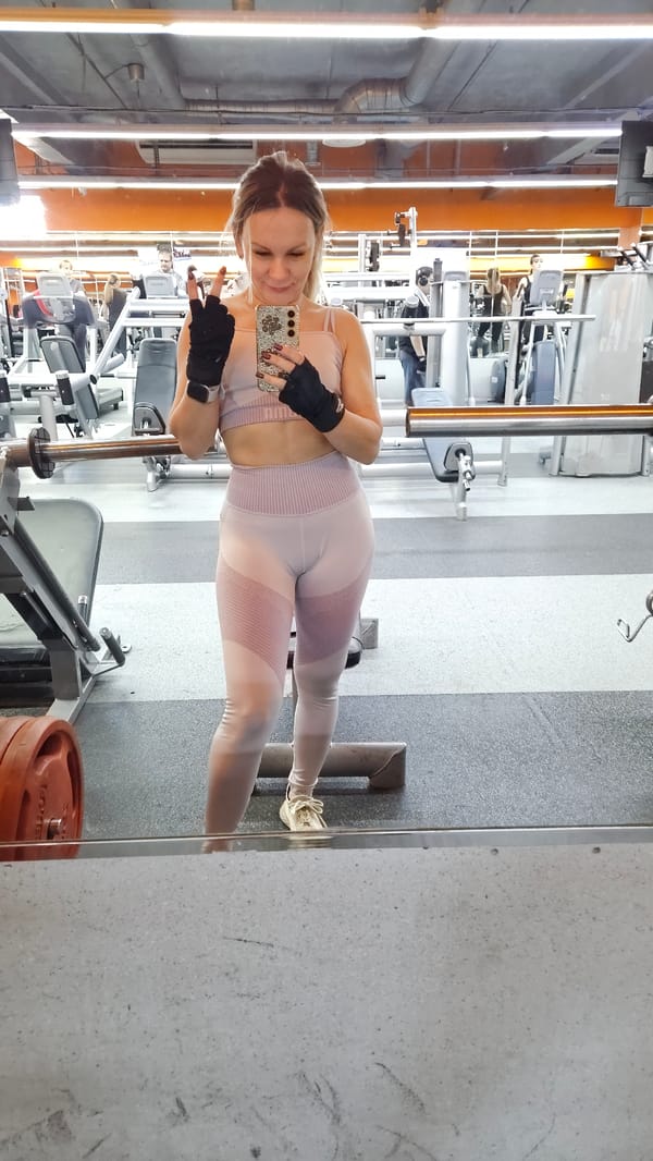 Woman takes gym selfies in Volgograd fitness center
