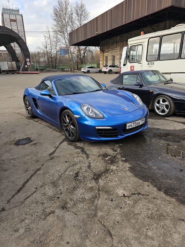 Blue Porsche spotted parked among vehicles in Khimki