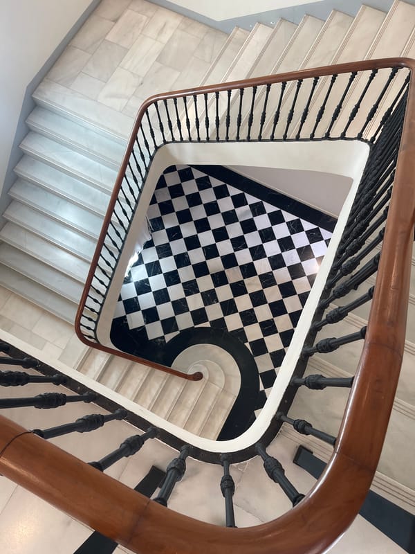Morning architectural tour documents Valencia's historic landmarks and courtyards