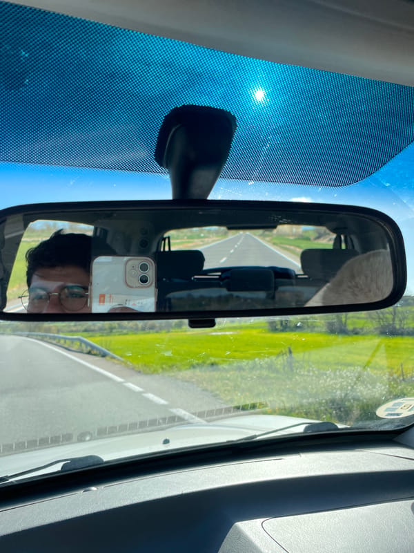 Phone use captured in vehicle mirror in Tarroja de Segarra