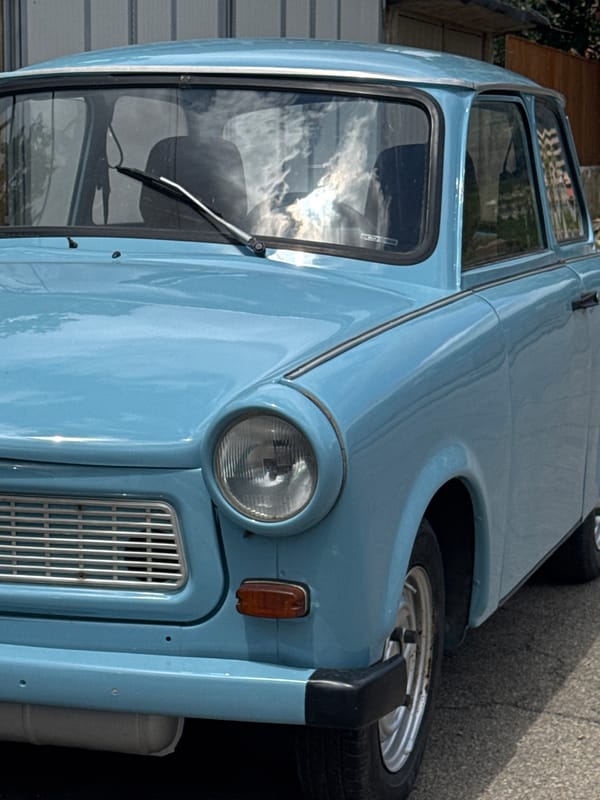 Light blue Trabant and portraits documented over 35 minutes