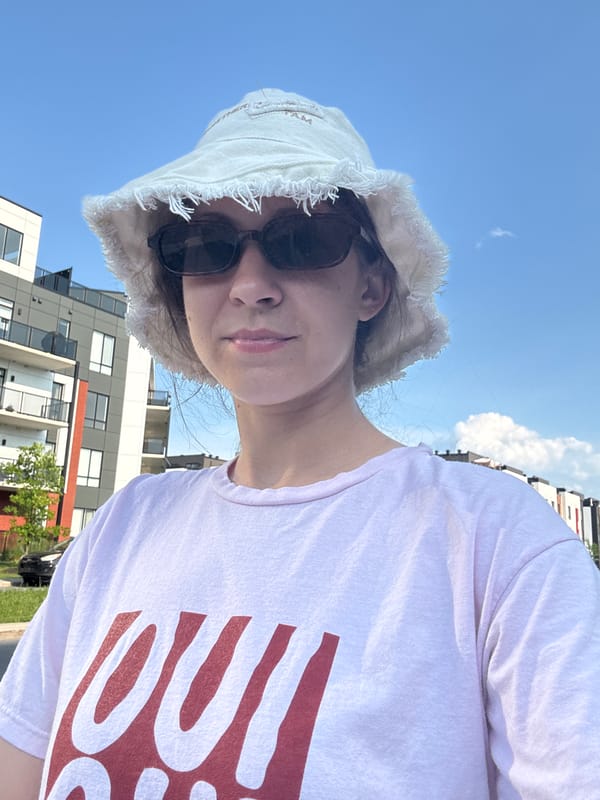 Outdoor selfie in Gatineau, bucket hat and summer fit