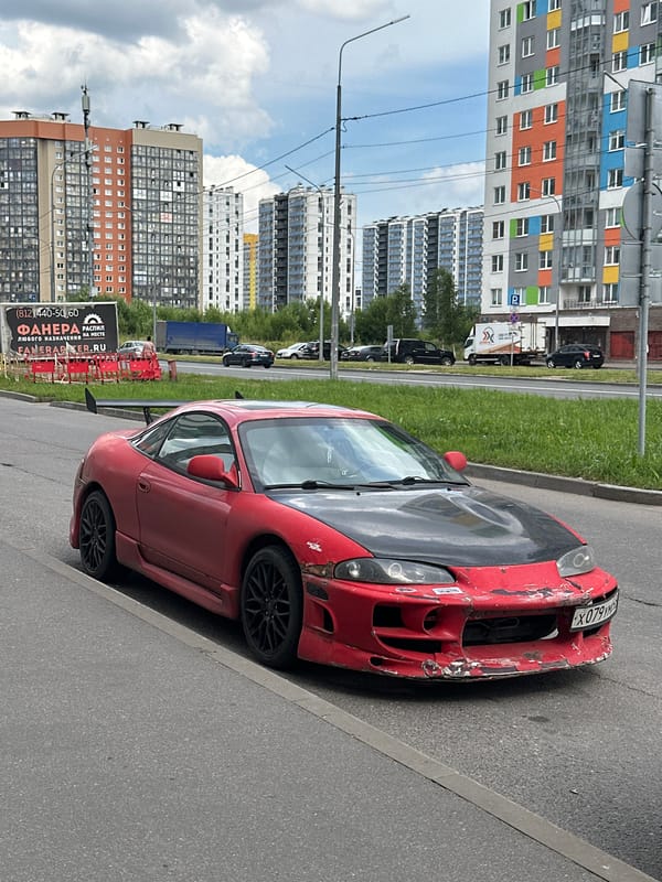 Cars and crowds on a Russian summer morning