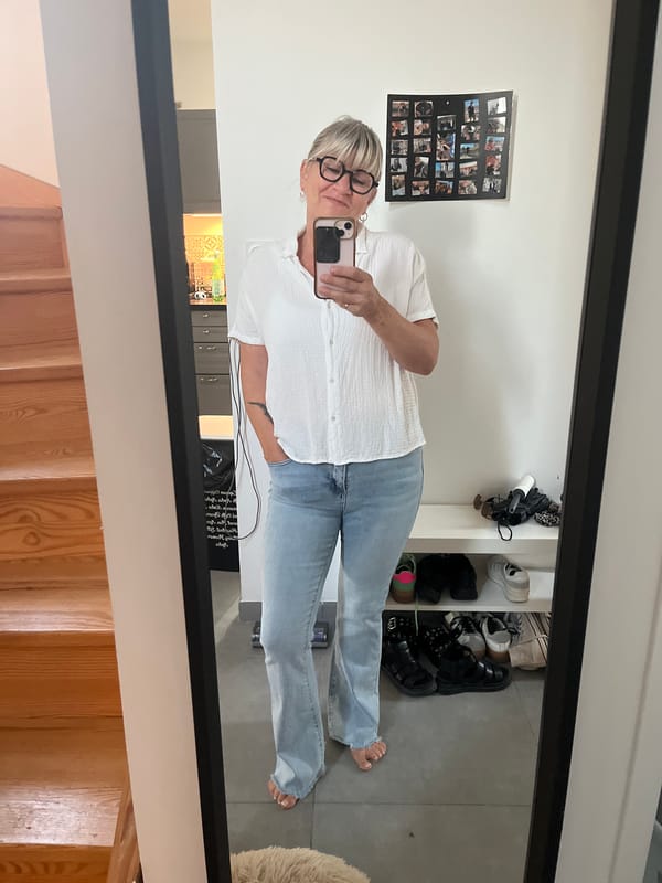 Morning coffee and a outfit check at home in Chambœuf