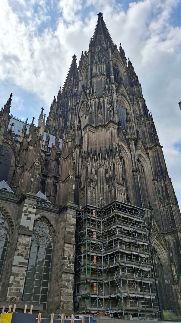 Busy morning at Cologne Cathedral plaza