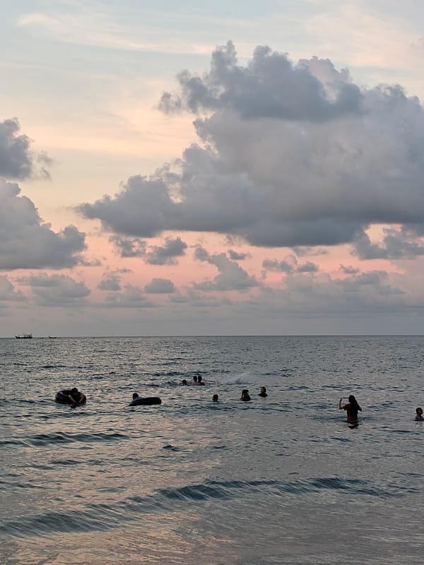 Families enjoy beach day in Lhokseumawe waters