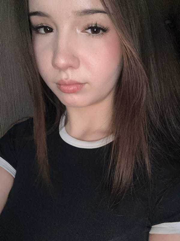 Woman takes multiple selfies in Naberezhnye Chelny apartment