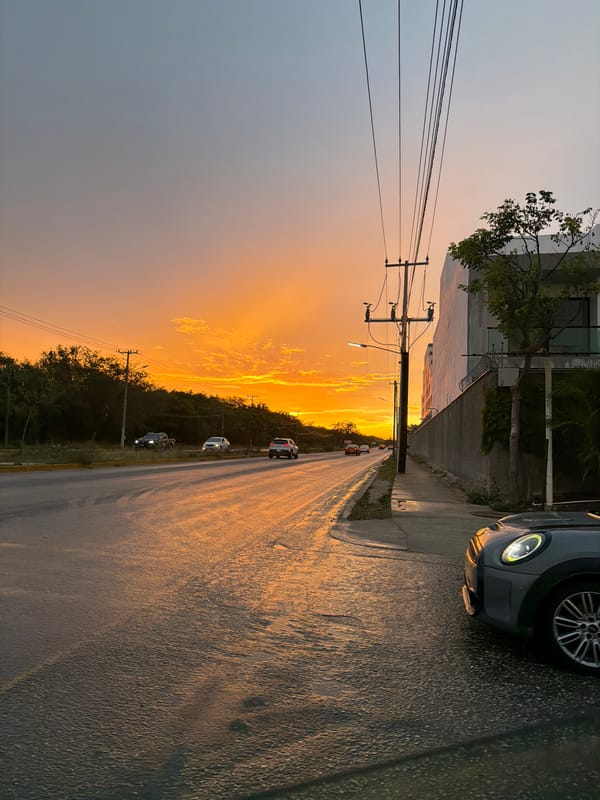 Sunset street scenes captured by witnesses in Cancún