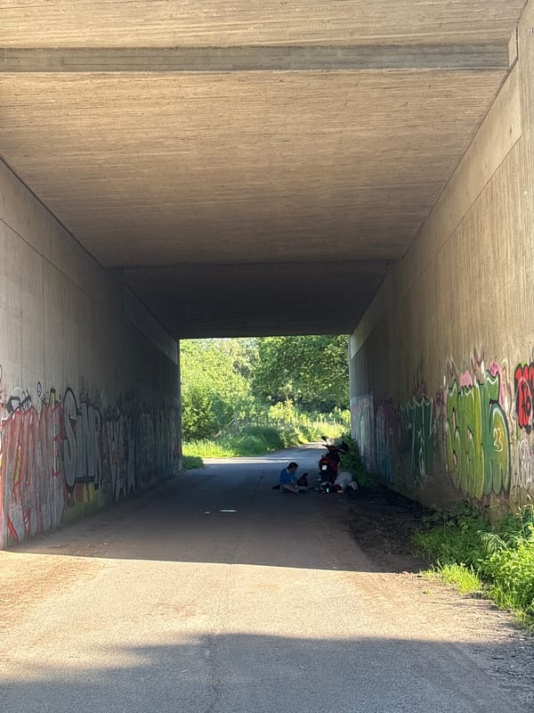 Motorcyclists spotted in graffiti-covered tunnel in Mönchengladbach