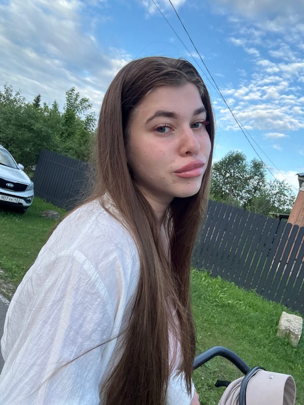 Casual outdoor selfie session in a Мещёры park setting