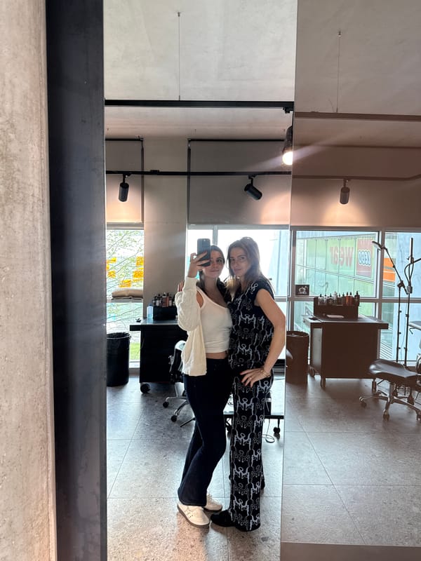 Women take mirror selfie in Viseu commercial space