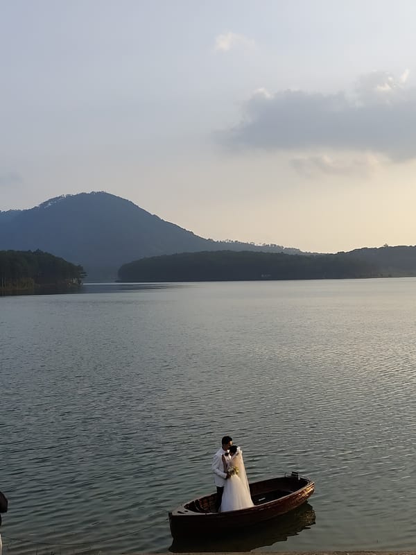 Wedding photoshoot captured at sunset over Da Lat lake