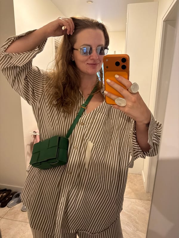 Mirror selfies in Moscow: striped shirt, green bag, sunglasses.