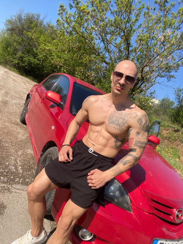 Tattooed man spotted by red car in Pleven