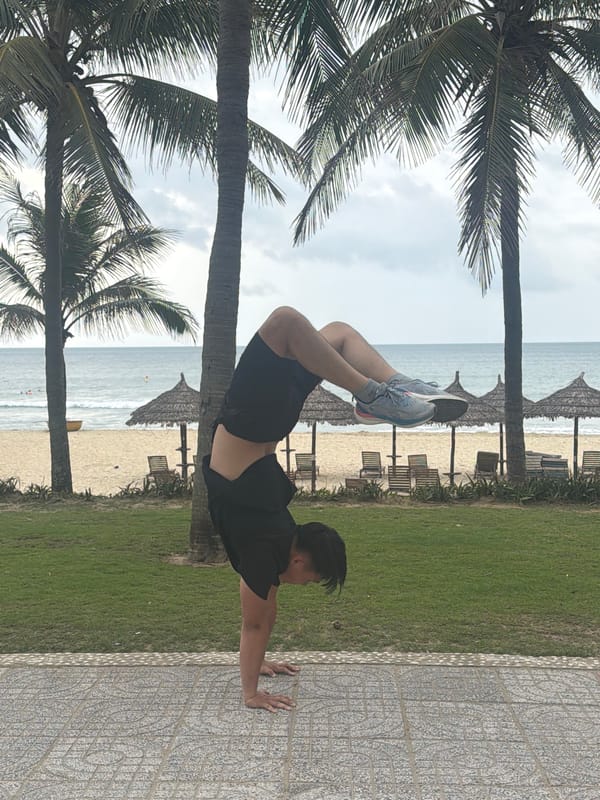 Early morning fitness routine captured at Đà Nẵng beach