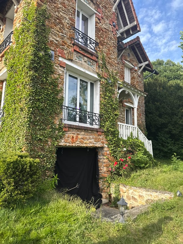 Residential architecture and backyard scenes documented in Palaiseau