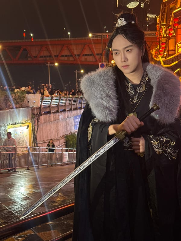 Traditional costume tourism captures nighttime Chongqing district scenes
