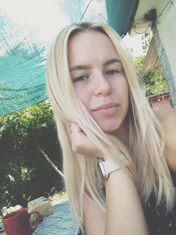 Lazy morning outdoors: food, devices, and garden selfies
