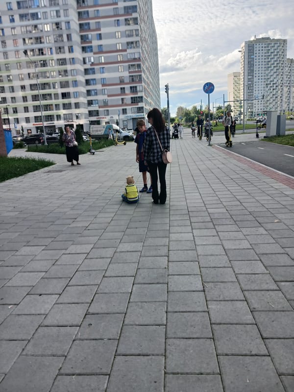Everyday foot traffic along a Yekaterinburg sidewalk and crossing