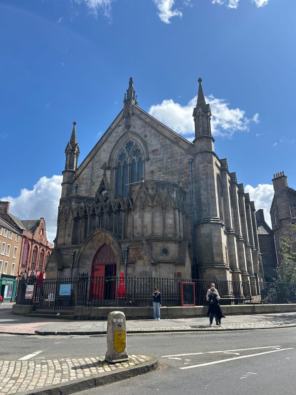 Edinburgh Old Town: castle, cobblestones, and summer crowds