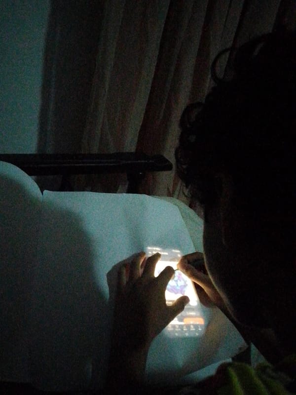 Late-night phone use documented in Venezuelan bedroom