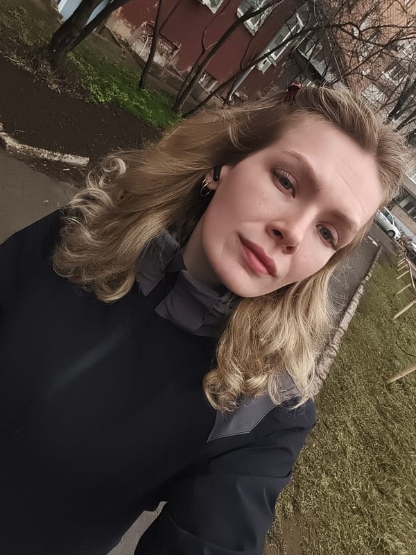 Woman with earbuds spotted on Izhevsk street