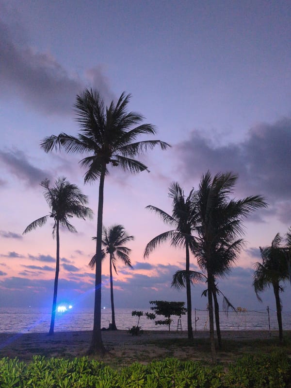 Tourist captures sunset moments at Phú Quốc beach resort