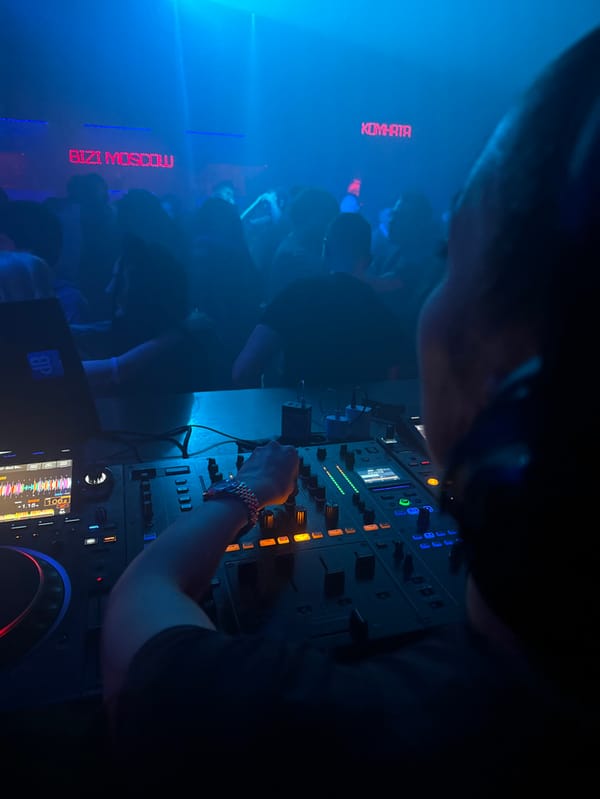 DJ performance documented at Moscow nightclub during early morning hours