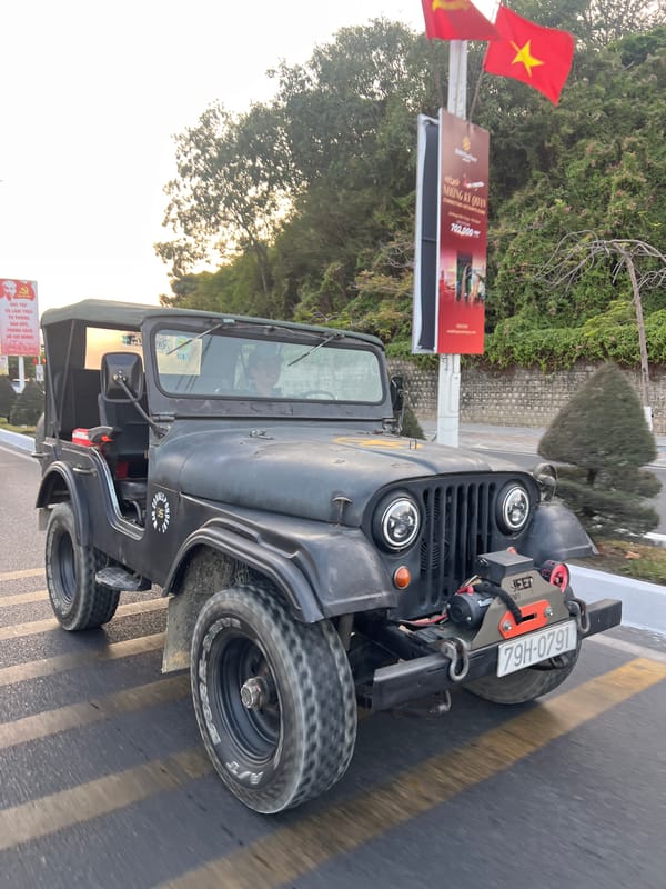 Military-style jeep spotted on road in Bắc Nha Trang