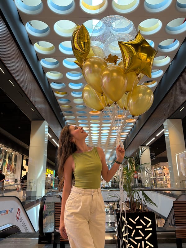 Woman with balloon bouquet spotted in Bat Yam mall