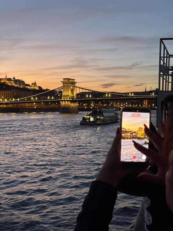 Tourist captures Chain Bridge twilight scenes in Budapest