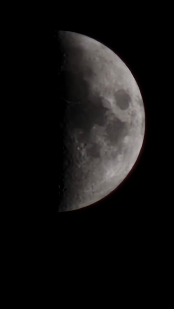 Moon-watching and casual moments on a summer evening in Alanya