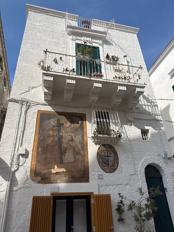 Witnesses document historic Monopoli architecture and outdoor performance