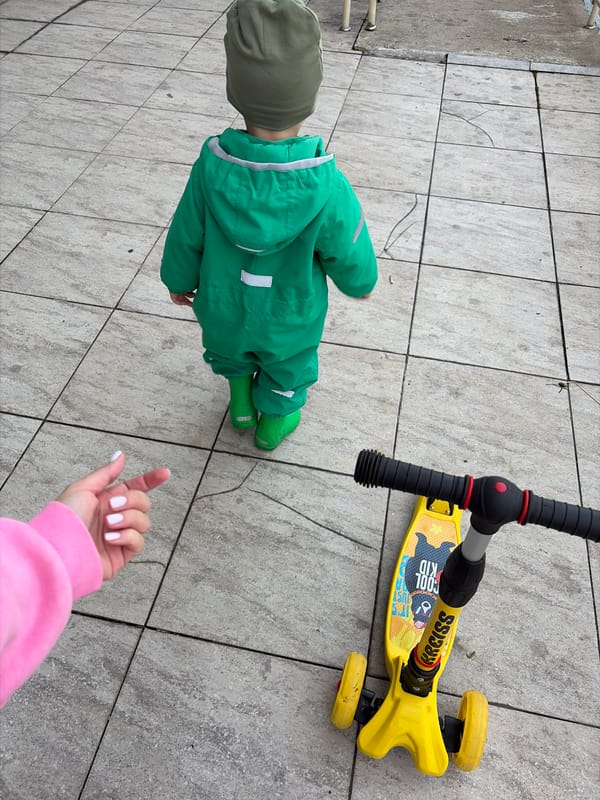 Quiet evening in a Moscow suburb: kids, dogs, and delivery scooters
