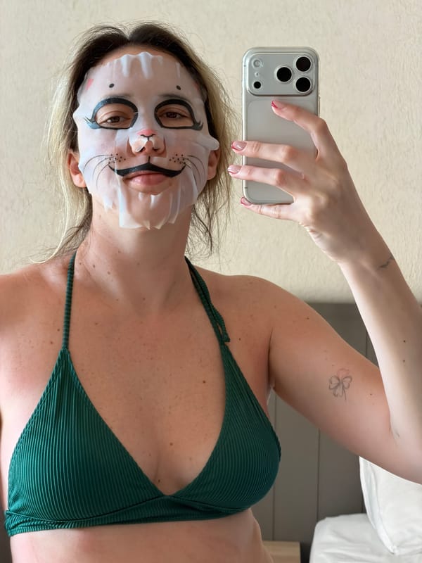 Woman captures sunny resort moments in Serik, Turkey