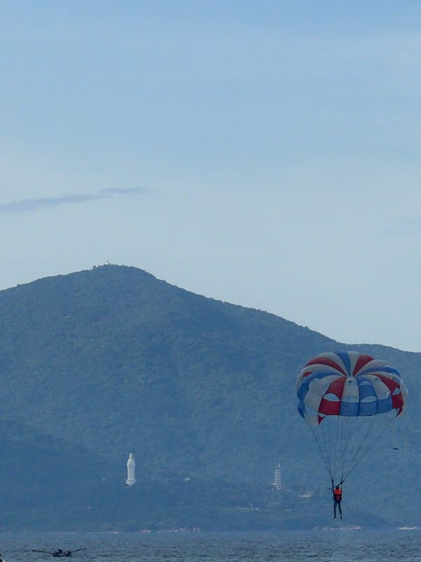 Beach day in Đà Nẵng: swimming, parasailing, and shoreline life