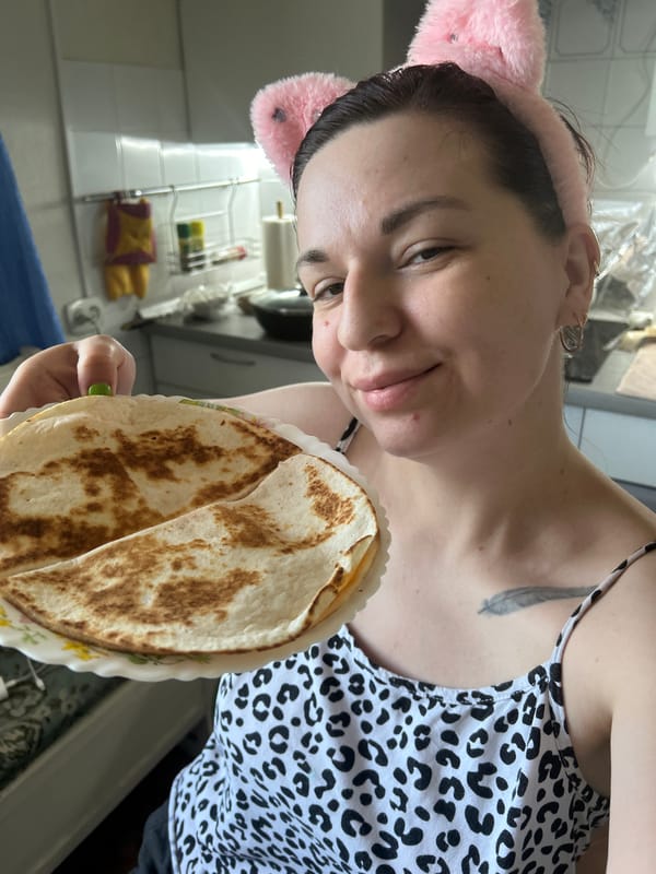 Quesadillas and coffee in a Фоки kitchen