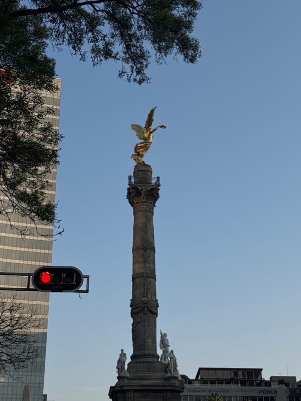 Angel of Independence monument photographed under clear Mexico City skies