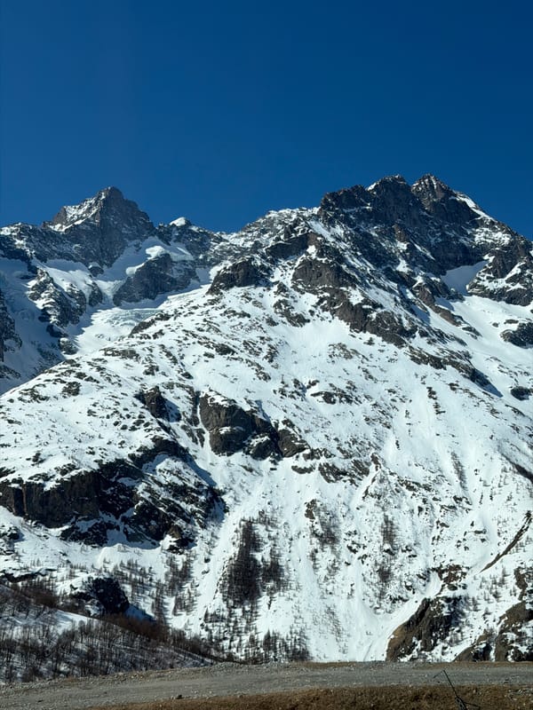 Snow-covered peaks documented in French Alps near Villar-d'Arêne