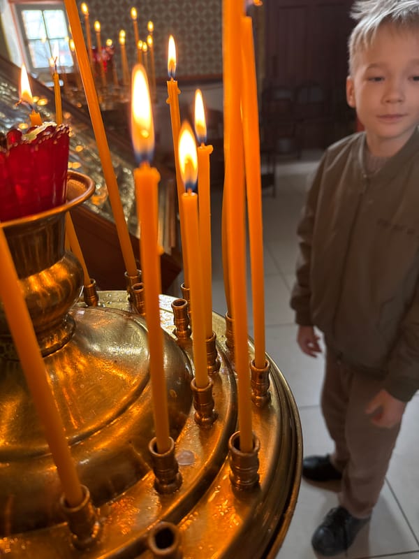 Easter celebrations documented at Dmitrov cathedral with traditional cakes