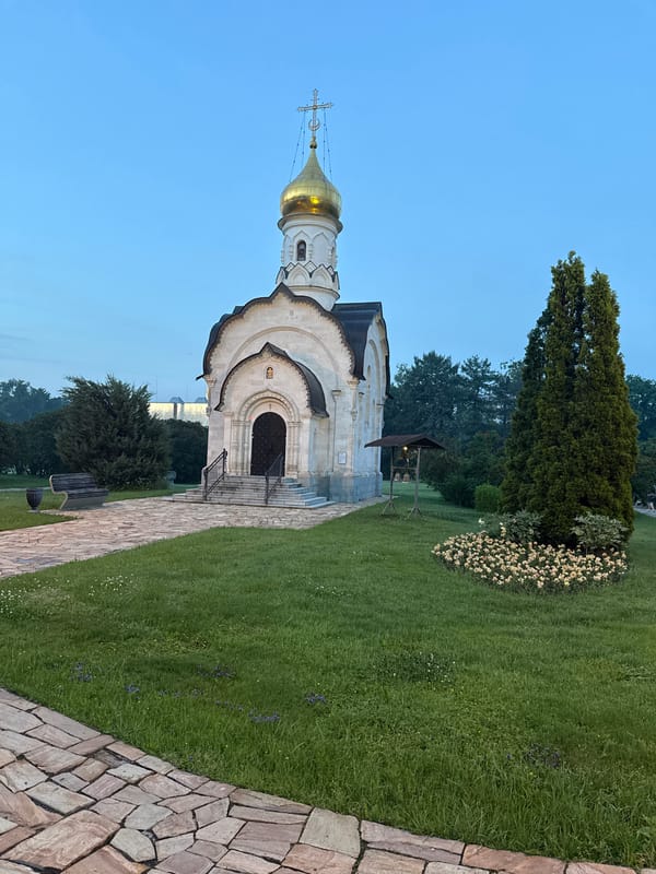 Evening stroll through Moscow park captures chapel and summer club