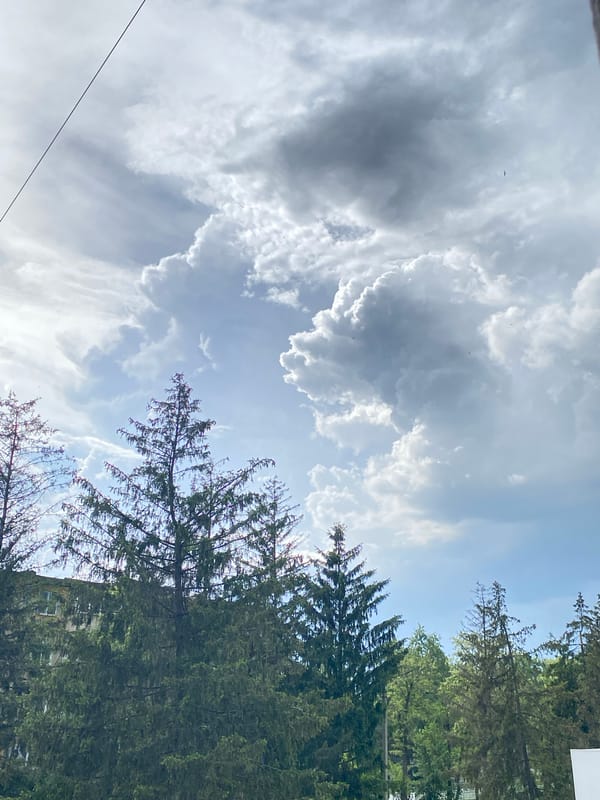 Witness documents changing sky conditions over two minutes