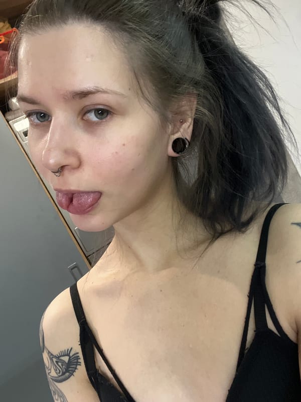 Personal moments captured across Moscow area: woman, pet lizard