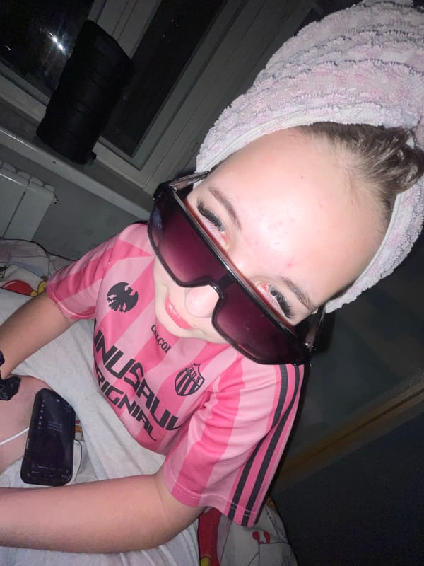 Young people photographed in casual indoor moments in Murino