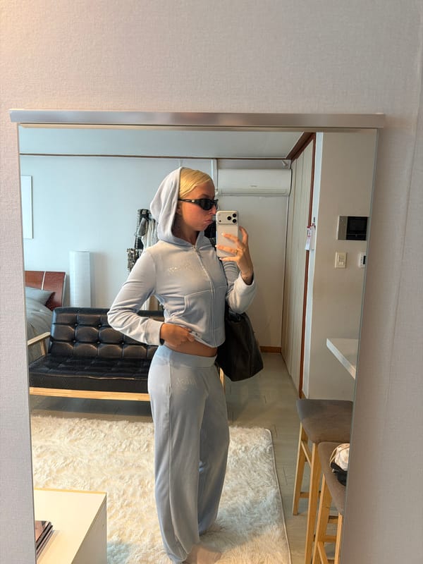 Seoul resident captures casual mirror selfie on Thursday evening