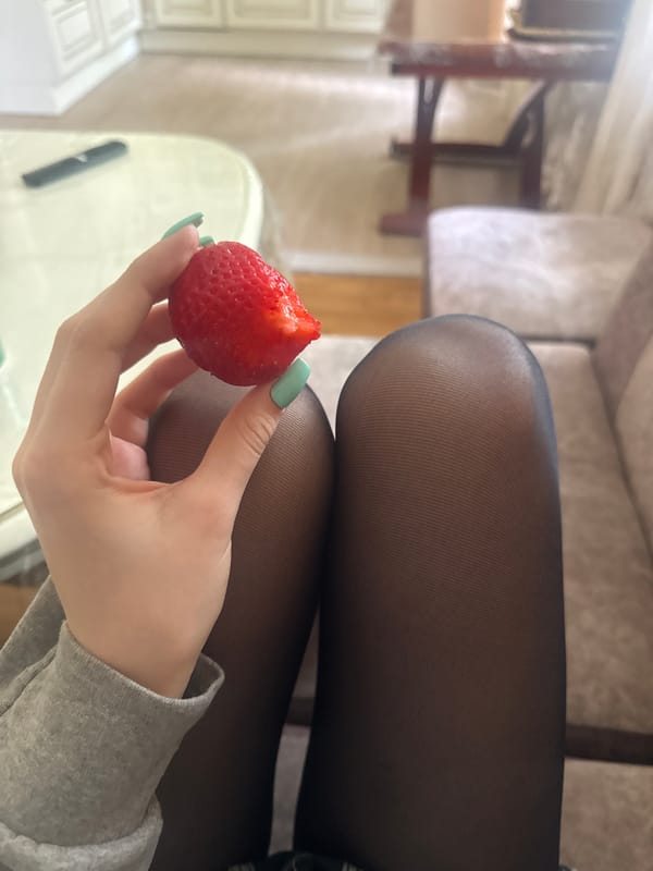 Young women share food moments in Saint Petersburg videos