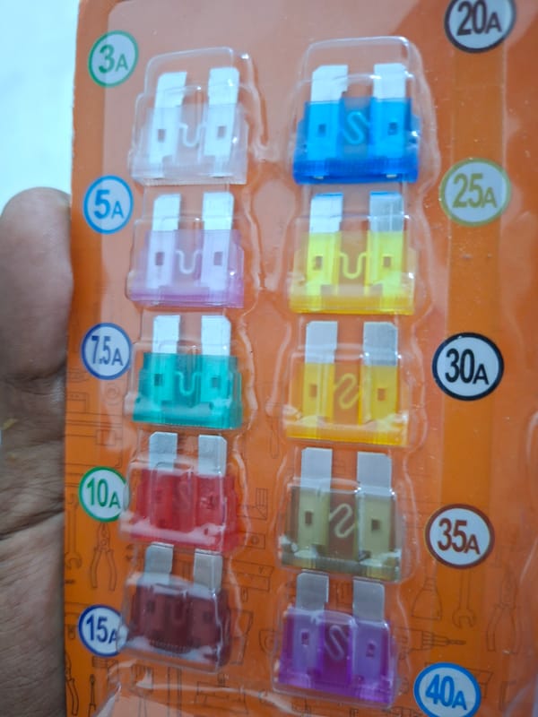 Automotive fuses and news network shirt documented in Lhokseumawe