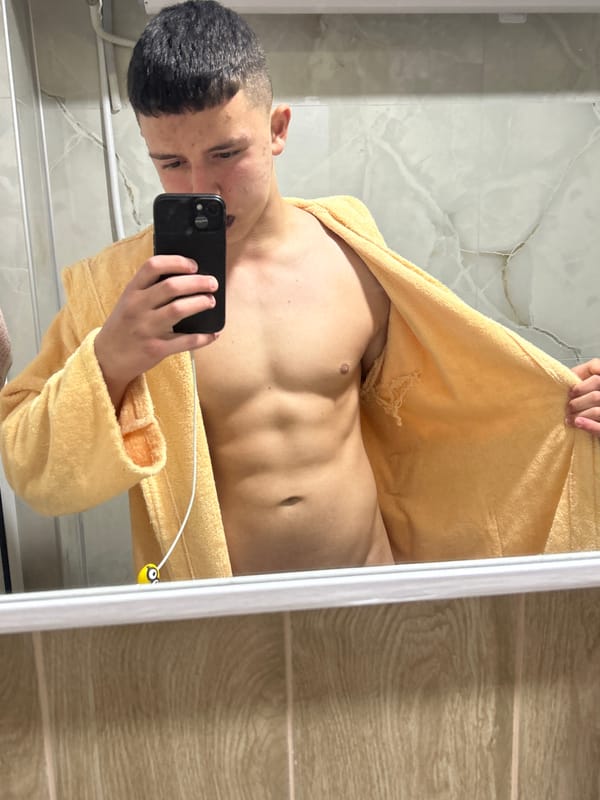 Young man documents bathroom routine in mirror selfies, Zlatograd